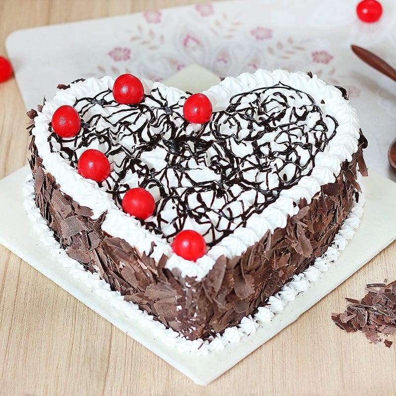 Kolkata Midnight Flowers Gift Delivery | Hearty Black Forest Cake Kolkata.